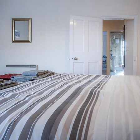 Dragons Den - 2 Bedroom Apartment - Tenby Exterior foto